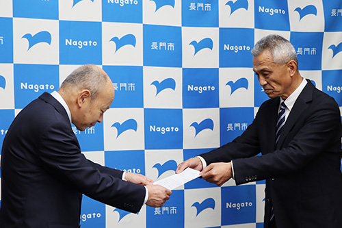 末永会長から大谷副市長へ要望書が手渡された