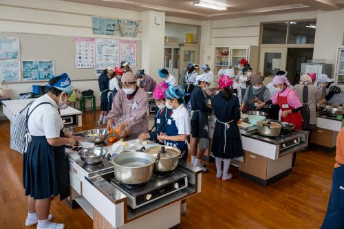 鯨カレーを作る様子
