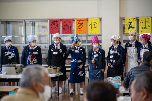 感謝の気持ちを伝える児童ら