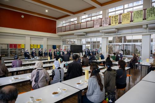 ボランティアや地域の皆さん、保護者と鯨カレーをいただきました