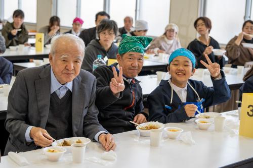 ボランティアや地域の皆さん、保護者と鯨カレーをいただきました