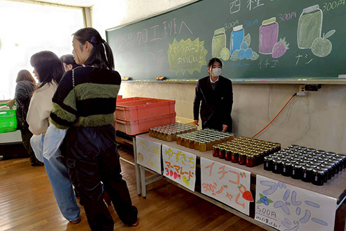 長い行列ができた食品加工品販売コーナー