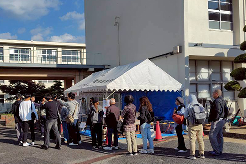 唐揚げとプルコギ販売にも列が