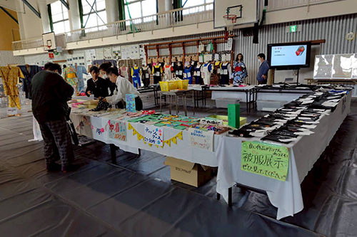 体育館では生徒の作品展示