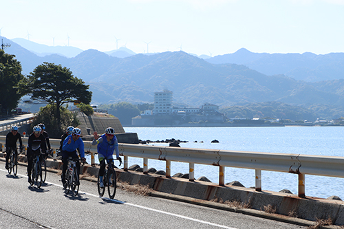 海岸沿いを先頭集団が走る