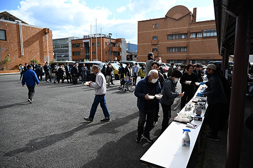 炊き出しに並ぶ様子