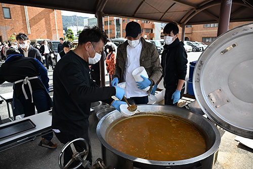 炊き出しのカレー