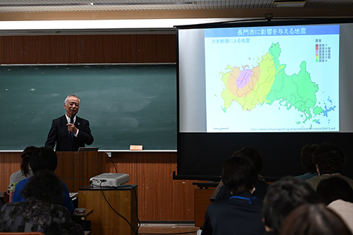 講演を行う三浦先生