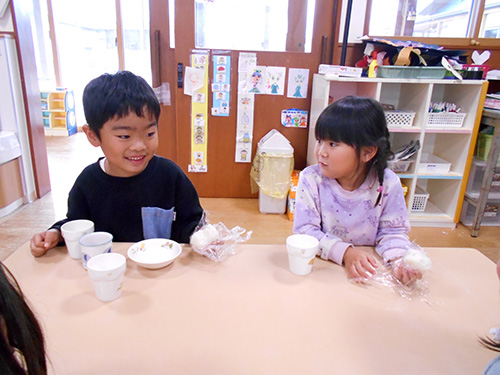 おやつを楽しむ園児たち