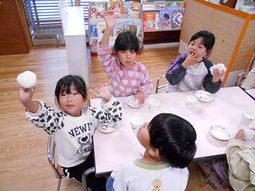 おやつを楽しむ園児たち