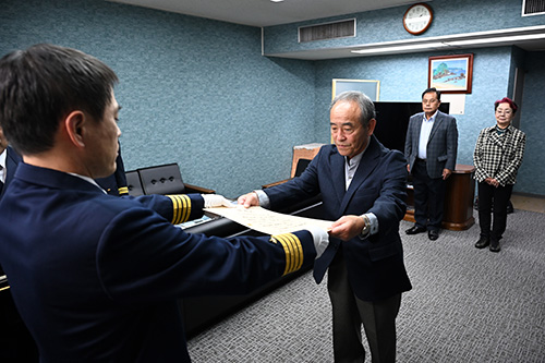 山口県漁業協同組合三見支店へ表彰を行う様子