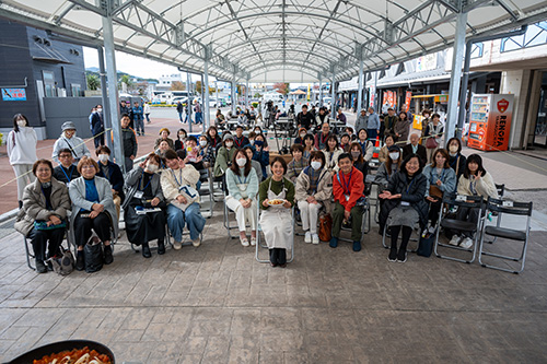 完成した料理を持った志麻さんと参加者との記念撮影