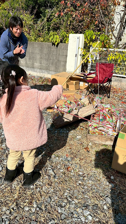 毎年恒例のお菓子釣り