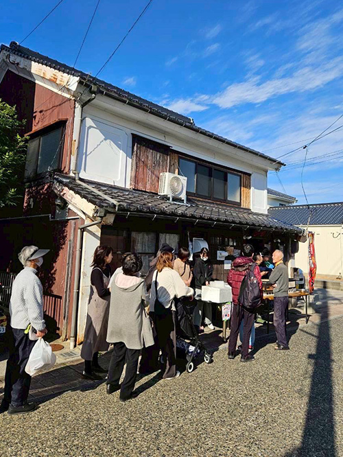 やきとり屋の前の行列