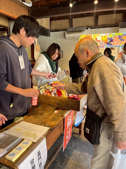 各店舗で買い物をした人にはくじ引きも行われた