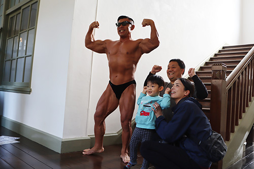 昨年開催された「マッスルトレイン」に参加したボディビルダーの佐藤さんとの撮影会