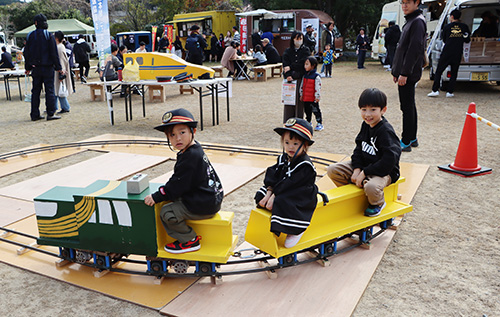 広場では、鉄道体験コーナーも