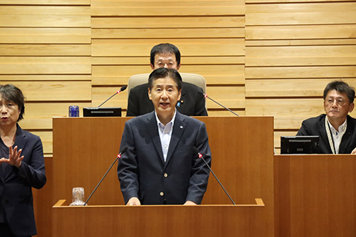 所信表明を述べる江原市長