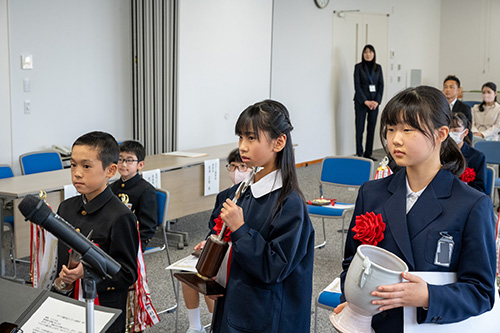 大賞を受賞した飯田さん(左)と池永さん(中)と岩本さん(右)