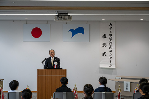 受賞者をたたえる教育長