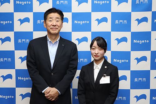 市長を表敬訪問した藤本美咲さん