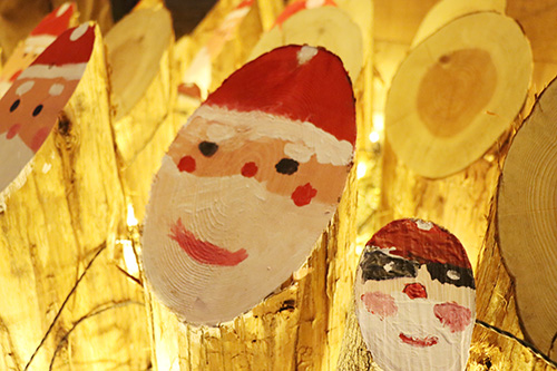 向陽小学校の児童が作成した切り株サンタクロース