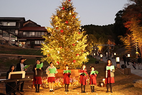 みすゞ少年少女合唱団の合唱が幻想的な灯りに彩りを添えた