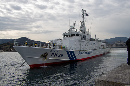 巡視船「おおみ」出動の様子