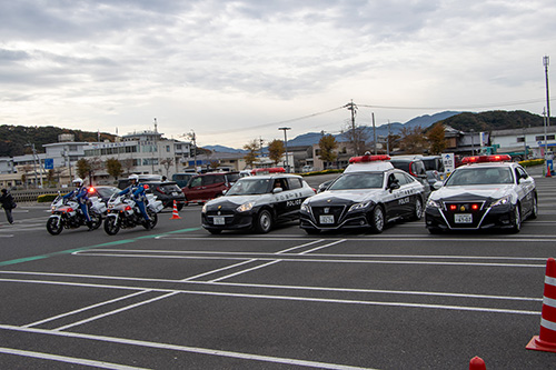 警察車両出動の様子