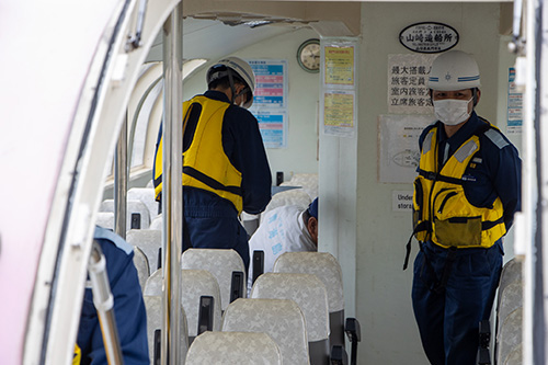 青海島観光汽船の安全点検を行う様子