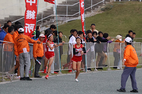 １位でタスキを受け取る