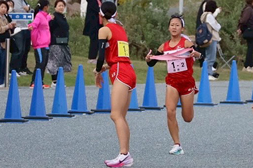 区間新記録でタスキを渡す