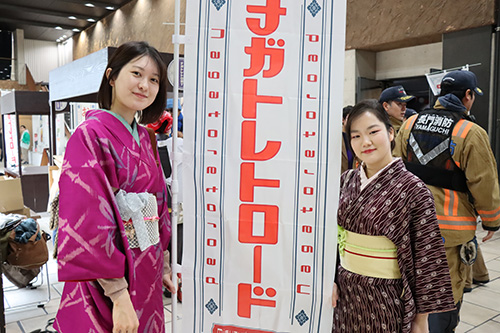 昭和時代のファッションでイベントを楽しむ参加者