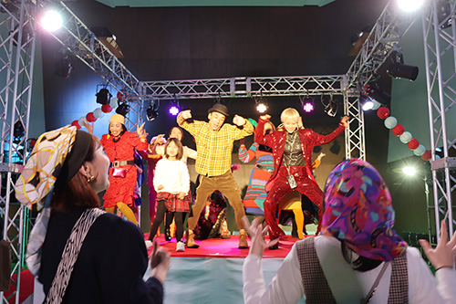 ピンク・レディなど昭和の音楽に合わせてダンスが披露