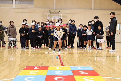 ニュースポーツ「トリコロキューブ」を楽しむ2年生と参加者