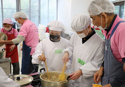 なでしこ油谷・男子厨房に入る会の皆さんと6年生児童が一緒に鯨カツカレー作りに挑戦