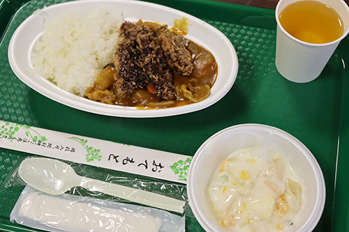鯨カツカレーとフルーツヨーグルト和え