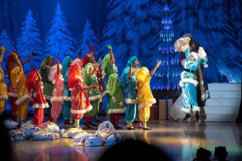 人間に初めてプレゼントを届ける任務を任された若いサンタを見送る場面