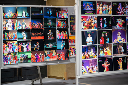 過去に公演された作品の写真展示の様子