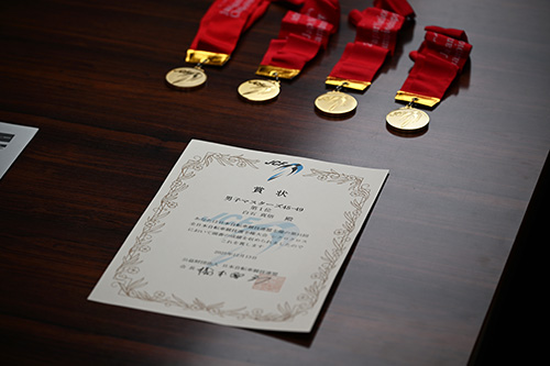 賞状とこれまでの大会優勝で取得されたメダル