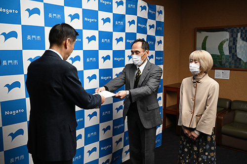 西島会長から江原市長へ答申を提出する様子