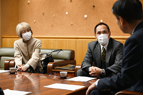 答申の内容についてのお話をする様子