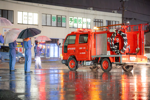 激励式後、各地区へ出発する消防団