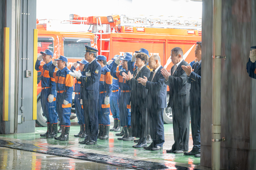 消防団員を見送る様子