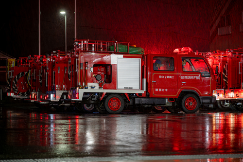 激励式後、各地区へ出発する消防団