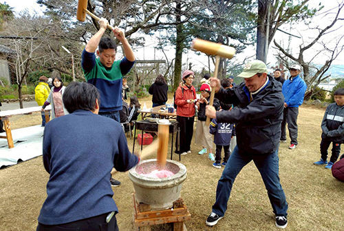 ３人で力強くお餅をつく
