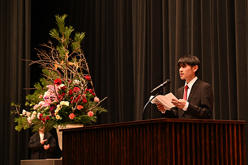 出席者を代表して二十歳の声を発表された藤田修造さん
