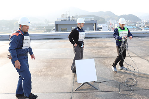 屋上に通信機材を設置