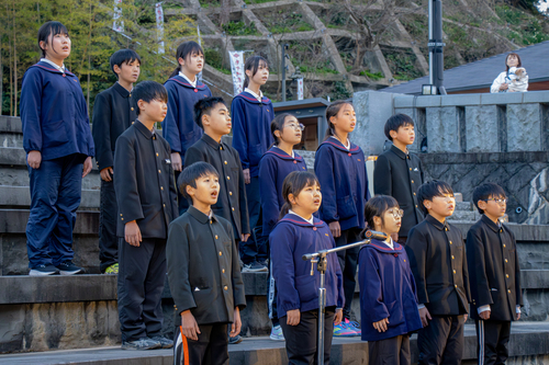 向陽小学校の児童による合唱の様子