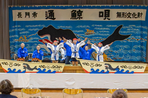 通小学校児童と通鯨唄保存会の皆さんで「祝え目出度」を披露する様子